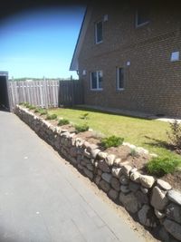 Steinmauer mit Bepflanzung